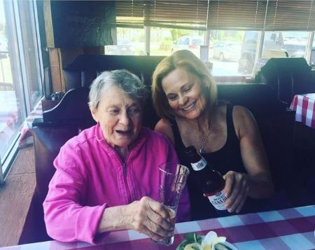   Robin Stapler con su madre en su 90 cumpleaños