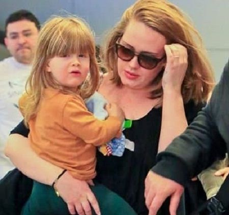 Angelo Adkins y su mamá Adele.