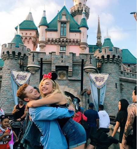 Peyton List y Cameron Monaghan Disneylandia