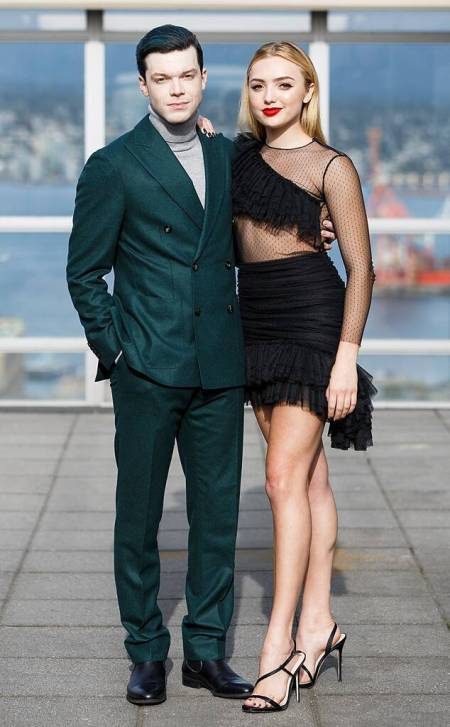Peyton List y su novio Cameron Monaghan en el estreno de Anthem