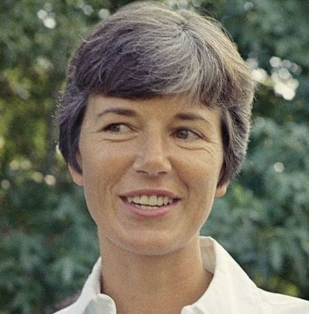   Neil Armstrong's ex-wife, Janet Shearon graduated from New Trier High School. She then attended Purdue University in the School of Home Economics and was a member of the Alpha Chi Omega sorority.