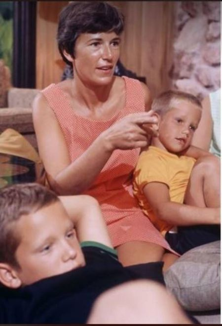   Neil Armstrong y Janet Shearon's eldest son, Rick studied biology and worked as an animal trainer. Rick would later end up working in a software company.Their youngest son, Mark, is also a software engineer. 