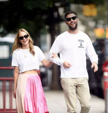 Le marchand d'art natif du Vermont Cooke Maroney avec sa femme et l'actrice Jennifer Lawrence