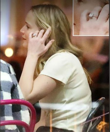 L'actrice des X Men Jennifer Lawrence portant sa bague de fiançailles