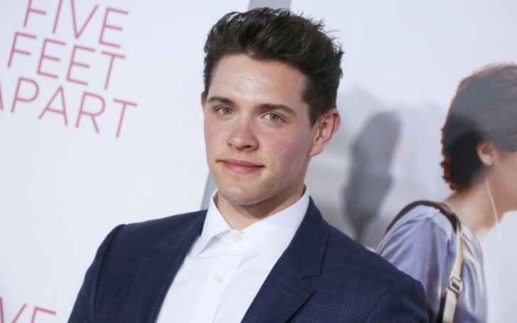 ¿Quién es Casey Cott Dating 2021? Detalles sobre los rumores gay