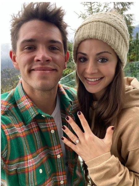 Casey Cott está comprometido para casarse con su novia.