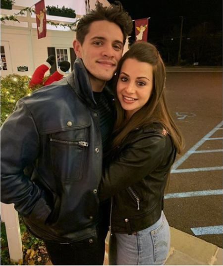 Casey Cott con su rumoreada novia.