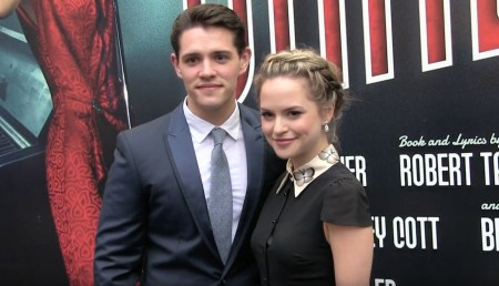 Casey Cott y Stephanie Styles.