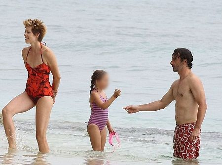 Gael Anderson e Andrew Lincoln com sua filha.