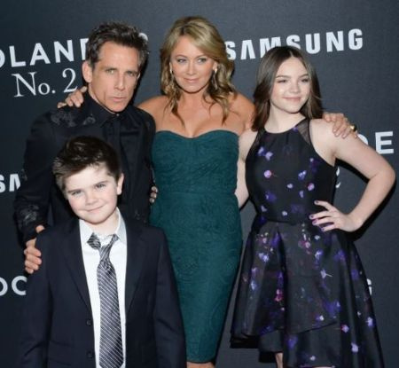 da esquerda, Quinlin Dempsey Stiller, seu pai, Ben Stiller, sua mãe, Christine Taylor, e sua irmã, Ella Stiller.