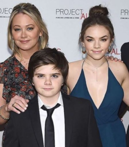 O dublador de Madagascar 2, Quinlin Dempsey Stiller, com sua mãe, Christine e sua irmã, Ella.