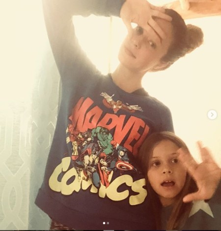 Alexis posando com a filha Kai no lado direito.