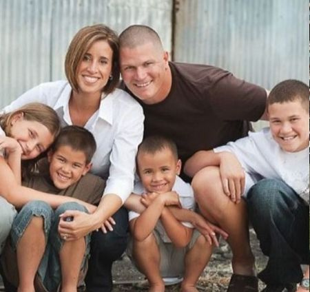   Jennifer Kitna con i suoi figli e l'ex marito giocatore della NFL Jon Kitna