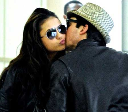 Nina Dobrev e Ian Somerhalder fotografados se beijando no aeroporto LAX em março de 2010