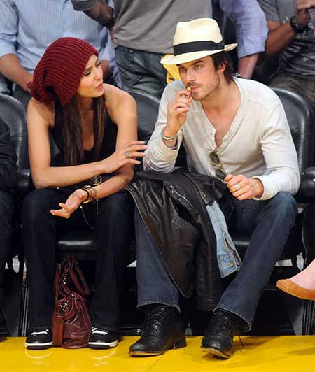 Nina Dobrev e Ian Somerhalder curtiram uma partida da NBA
