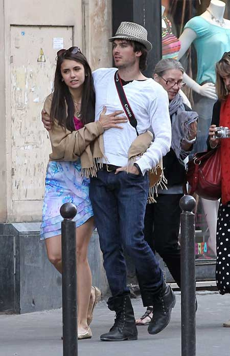 Nina Dobrev e Ian Somerhalder curtiram passear por Paris com suas mães