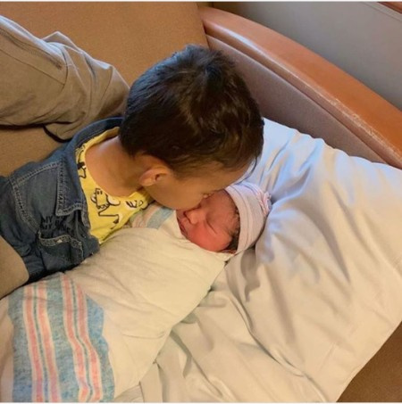 Seth besando a su hermano, Noah después de su nacimiento.