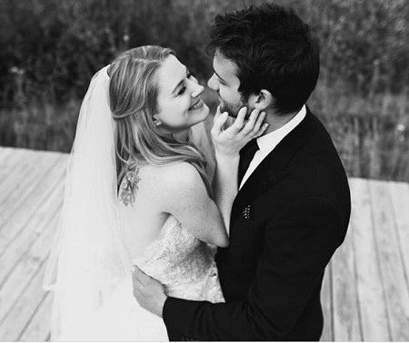 Alexandra Breckenridge e Casey Hooper estavam lindos no dia do casamento.