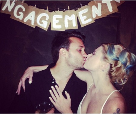 Alexandra Breckenridge e Casey Hooper ficaram noivos em 2014.
