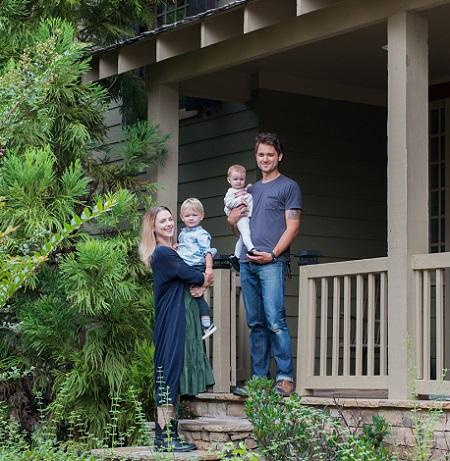 Alexandra e Casey com seus dois filhos.