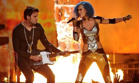 Casey Hooper com Katy Perry no palco.