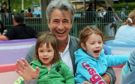Clyde Mulroney es el hermano mayor de sus dos medios hermanos.