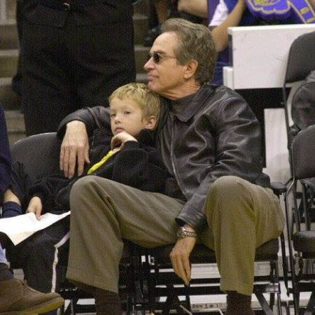   El actor Benjamin Beatty con su padre Warren Beatty