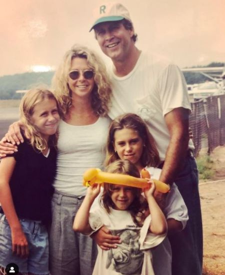 Emily Evelyn Chase com seus pais e irmãs
