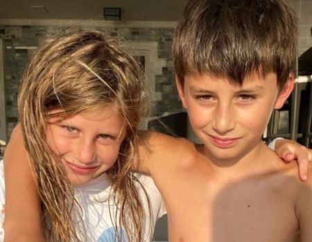 Vivian Lake Brady tem dois irmãos mais velhos, Benjamin e Jack Brady.