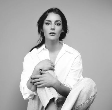 De niña, Oka Giner participó en concursos de belleza. Su primer trabajo fue en una zapatería cuando tenía 16 años. Giner también modeló localmente. Apareció en una sesión de fotos para el periódico en línea.