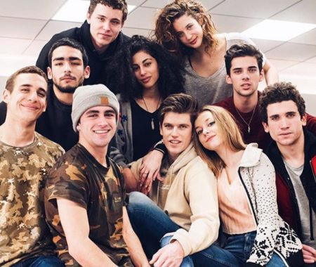   James e Mary junto com sua Elite's co-stars 