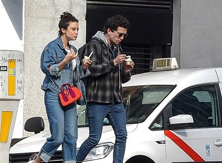 Jaime Lorente e María Pedraza tomando sorvete em Madri