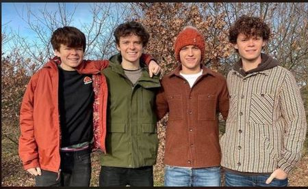   Todo de Harry Holanda's brothers are actors. His eldest brother, Tom plays Spiderman in the MCU. His twin brother, Sam has appeared in two short movies. Paddy Holland plays in Apple TV series, Invasion. 