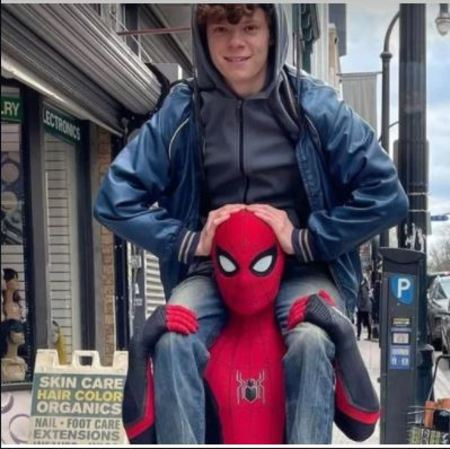   Tom le dijo a Jimmy Fallon que Harry había filmado un cameo para Cherry como un criminal traficante de éxtasis. Dijo que Harry está a punto de repetir el mismo papel en una película completamente diferente en No Way Home.