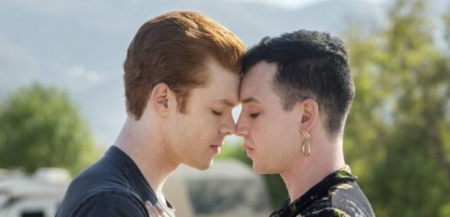 Cameron beijando Noel na série Shameless.