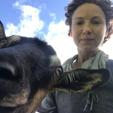 Caitriona Balfe com sua cabra
