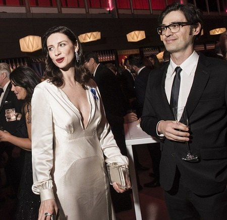O cônjuge de Caitriona Balfe, Tony McGill, participando de uma festa do chá
