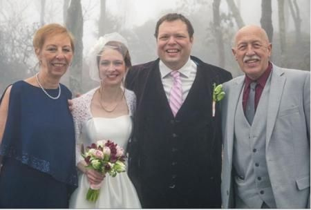   Jon compartió una foto de Charles y Beth de su boda.
