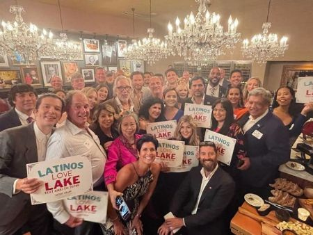   Kari Lake mit ihrem Mann und ihren Freunden