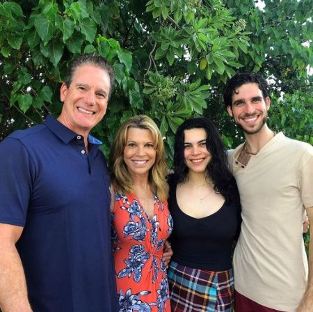 Gigi Santo Pietro con su madre, su novio y su hermano