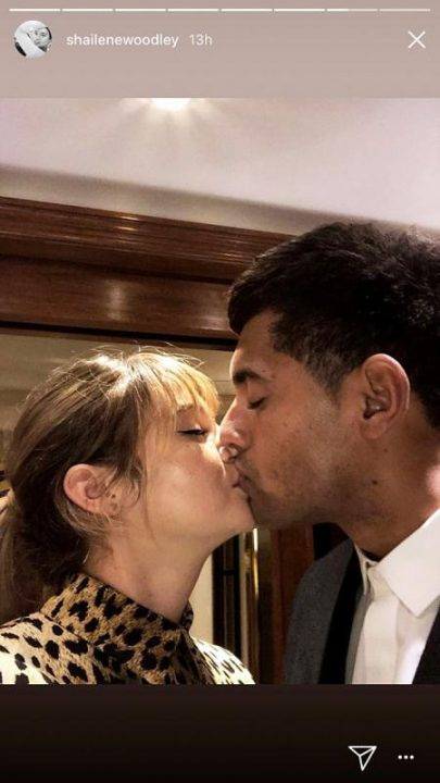 Shailene Woodley beijando o ex-namorado Ben Volavola