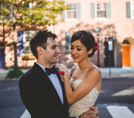   Nick Sylvester tiene in braccio sua moglie Mina Kimes il giorno del loro matrimonio.