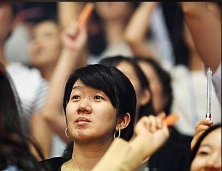 Vencedor do American Music Video Awards de 2012, PSY's wife and a businesswoman, Yoo Hye-Yeon.