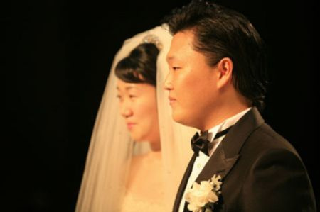 PSY do cantor do Psych World, PSY, com sua esposa, Yoo Hye-Yeon.