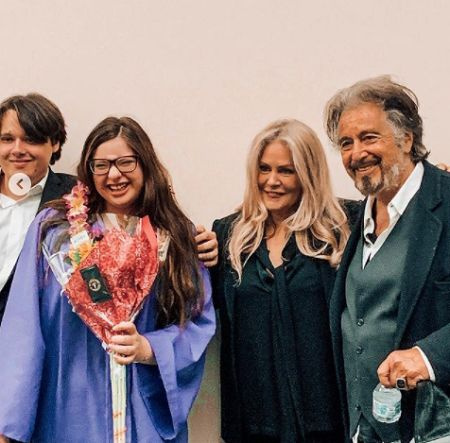 Olivia Pacino con sus padres y su hermano gemelo.