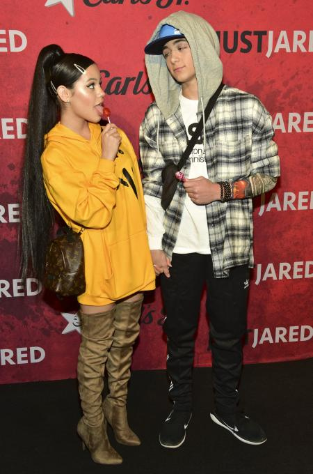 Jenna Ortega con Asher Ángel.