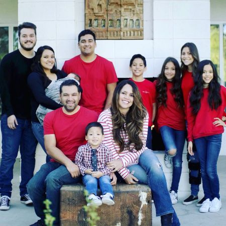 Jenna Ortega con su mamá, papá y hermanos y hermanas.