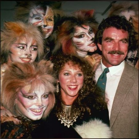 La actriz de Magnum PI Tom Selleck con su esposa, Jillie Mack, en el medio con el grupo musical The Cats.