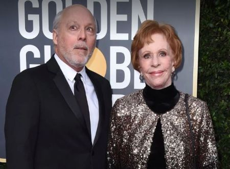   La cantante e sceneggiatrice Carol Burnett con il suo attuale marito Brian Miller ai Golden Globes