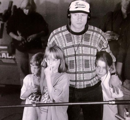 Jocelyn Howard con sus hermanos y su padre